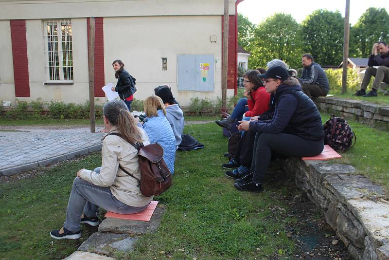 Veřejné čtení literatury se v Jičíně konalo v zahradě V. Čtvrtka, v divadle Srdíčko, na lavičce v lipové aleji a v Apropu.