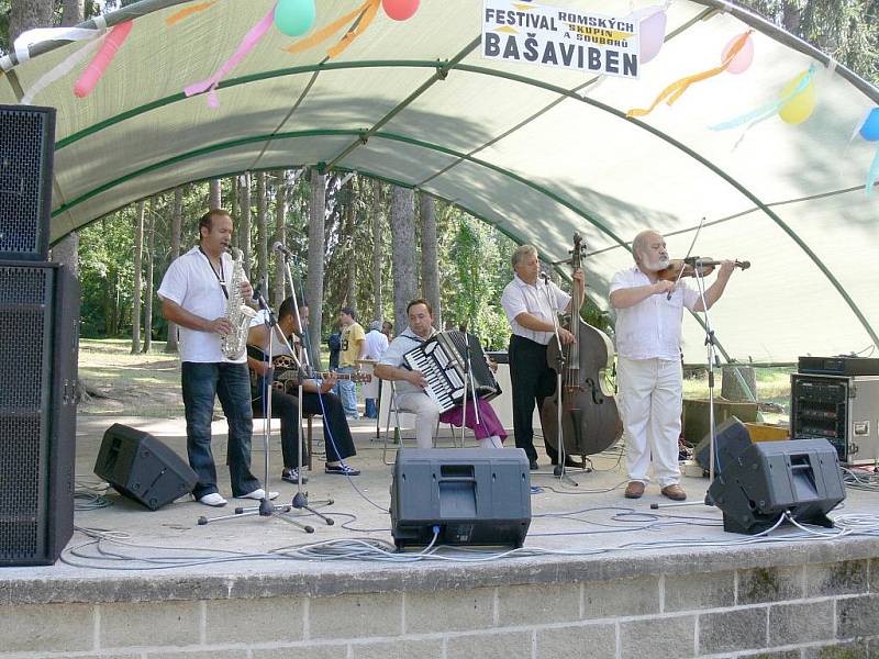 Romský festival Bašaviben Hořice: Kvintet Benátky nad Jizerou.