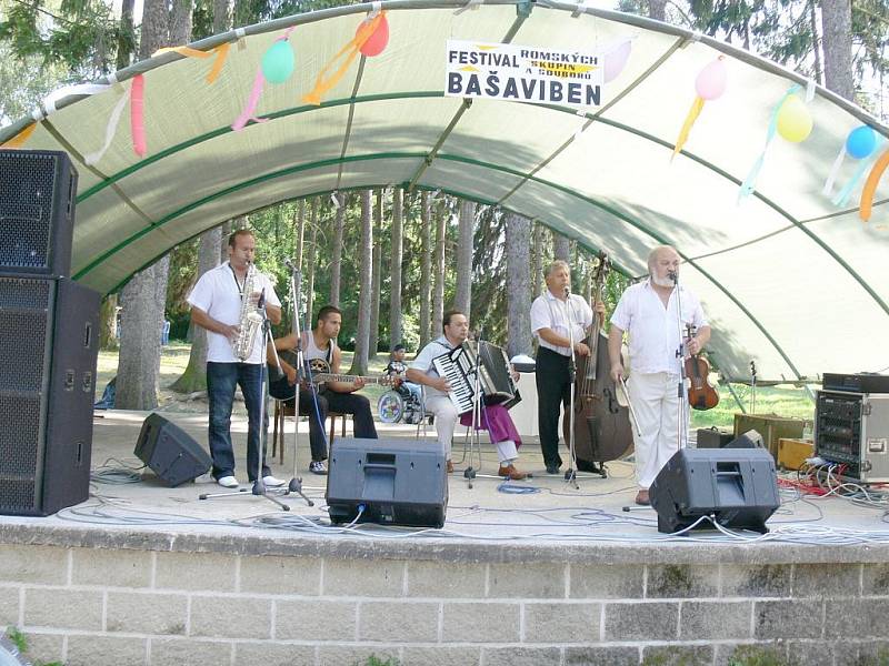 Romský festival Bašaviben Hořice: Kvintet Benátky nad Jizerou.