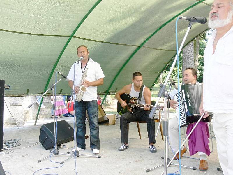 Romský festival Bašaviben Hořice: Kvintet Benátky nad Jizerou.