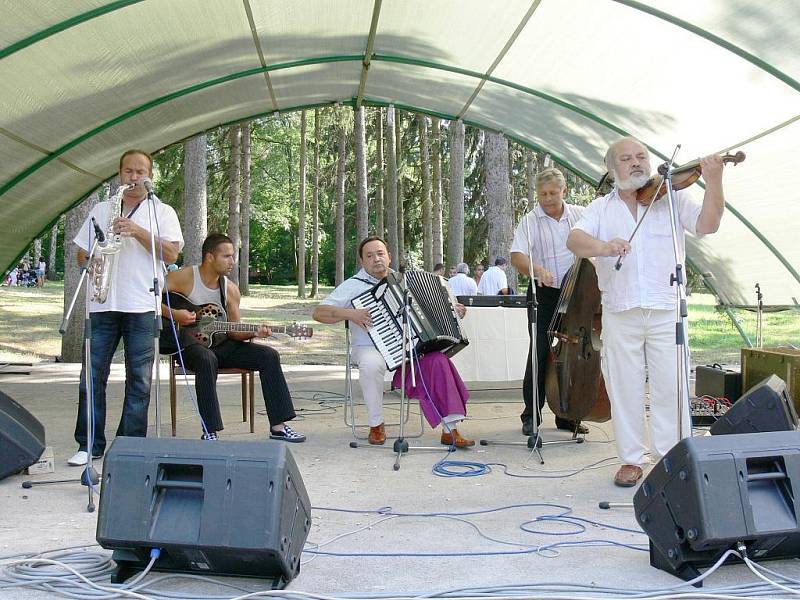 Romský festival Bašaviben Hořice: Kvintet Benátky nad Jizerou.