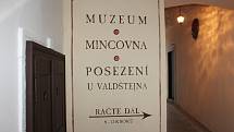 V pondělí se v Jičíně otevře veřejnosti soukromé muzeum vévody Albrechta z Valdštejna. Marta Řezníčková pracuje na dokončení maleb, které představí nejdůležitější etapy Valdštejnova života.