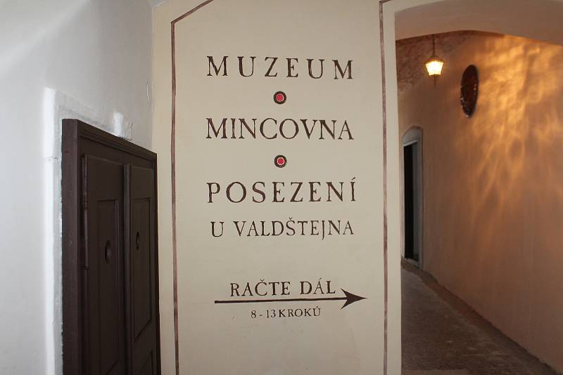 V pondělí se v Jičíně otevře veřejnosti soukromé muzeum vévody Albrechta z Valdštejna. Marta Řezníčková pracuje na dokončení maleb, které představí nejdůležitější etapy Valdštejnova života.