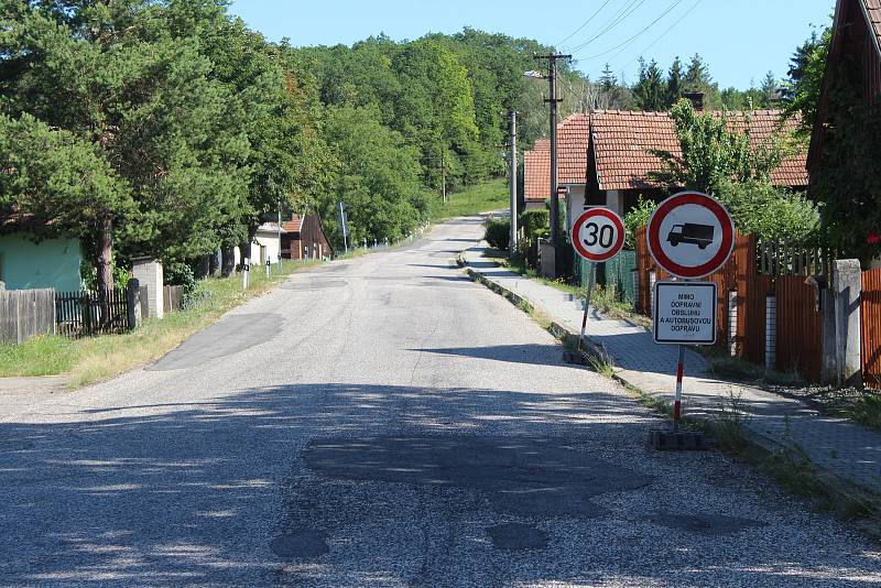 Objízdná trasa z Kopidlna do Jičíněvsi. Řidiči zde nedodržují třicítku, silnice  je zaplátovaná a úzká pro jízdu kamionů.