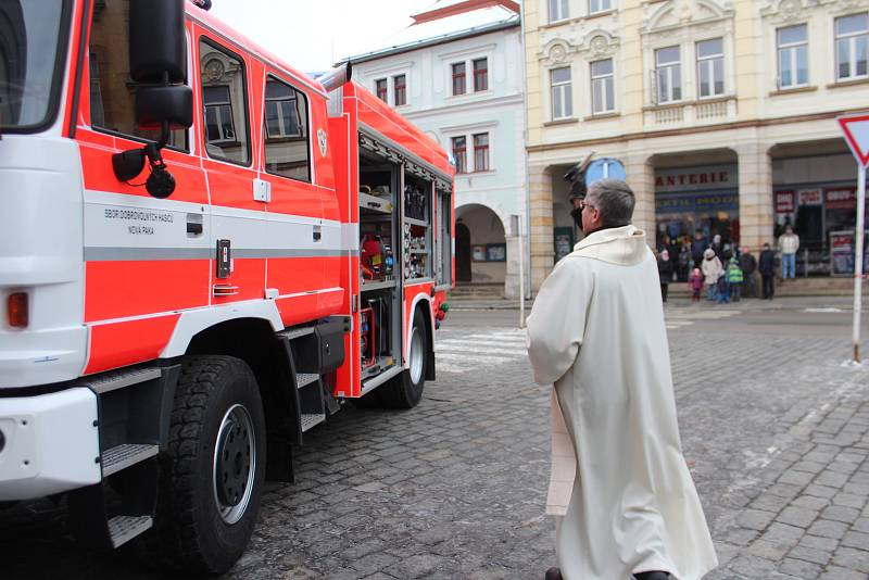 Novopačtí dobrovolní hasiči převzali nový vůz za více než šest milionů korun.