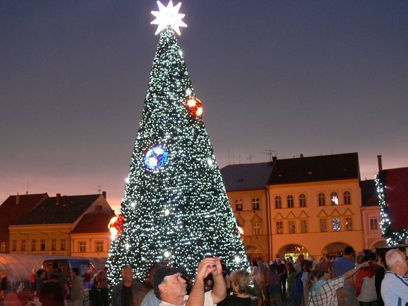 I za špatných světelných podmínek lidé fotografovali na náměstí...