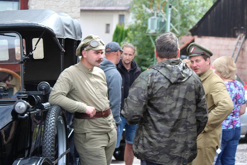 V sobotu přijeli také zástupci České obce legionářské. Přivezli s sebou prvoválečný Ford i zachovalý kulomet, ze kterého si mohli zájemci vystřelit.