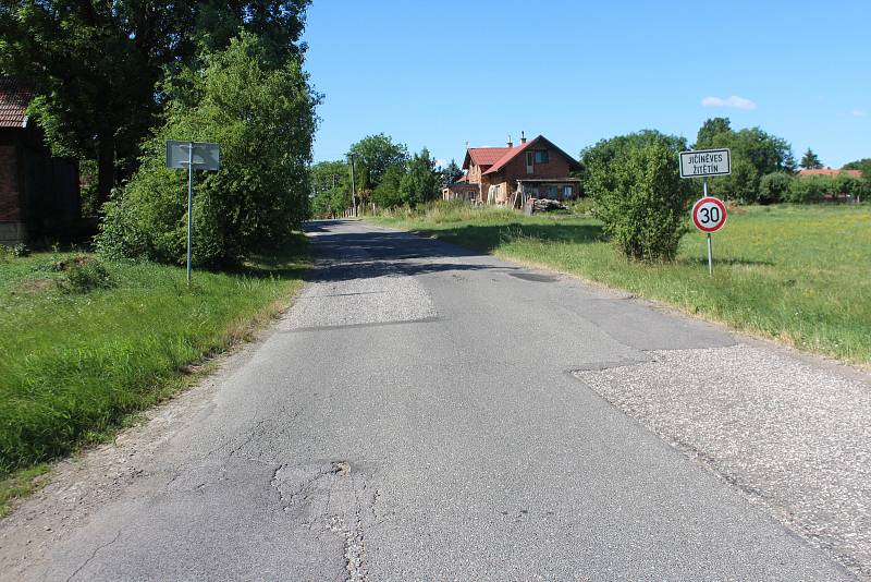 Objízdná trasa z Kopidlna do Jičíněvsi. Řidiči zde nedodržují třicítku, silnice  je zaplátovaná a úzká pro jízdu kamionů.