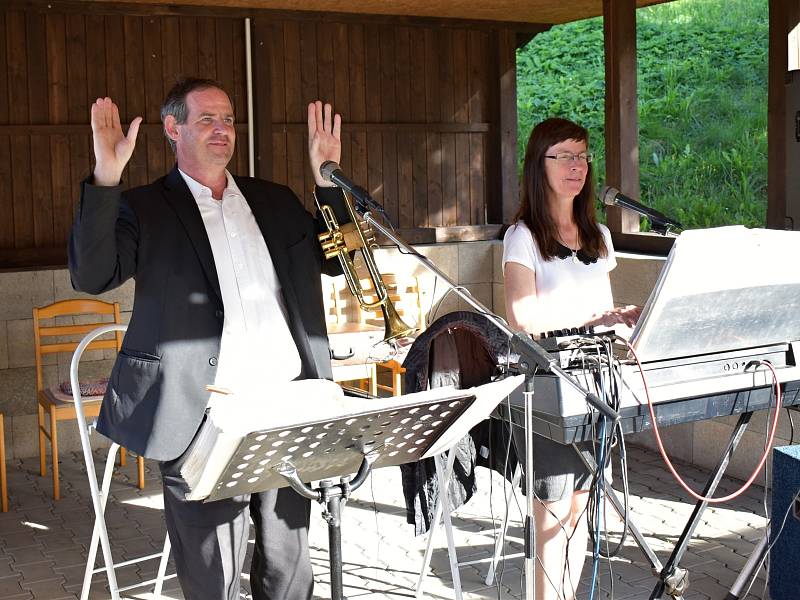 V neděli 7. srpna v rámci 17. ročníku Setkání s českou písničkou zahrál v samšinském přírodním areálu u obecního domečku KV Band z Pardubic.