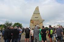 Na sobotní slavnostní odhalení monumentu obřího trpaslíka u Hořic se přijel podívat dav lidí. Ceremoniálu se zúčastnili také sponzoři, kteří přispěli na kameny. 