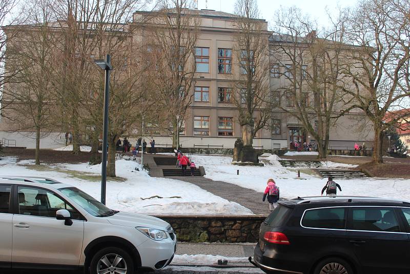 Od dnešního dne je povinné nošení respirátorů. Lidé v Nové Pace v obchodě v Komenského ulici nařízení dodržují.