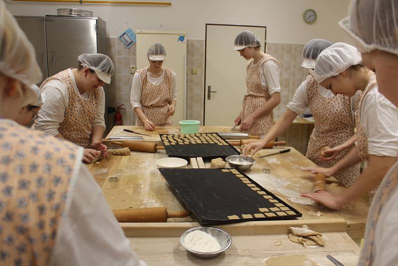 V novopacké cukrářské dílně Střední školy gastronomie a služeb zahájili výrobu vánočního cukroví. Odhadem tu vyexpedují 1800 kilogramů dobrot.