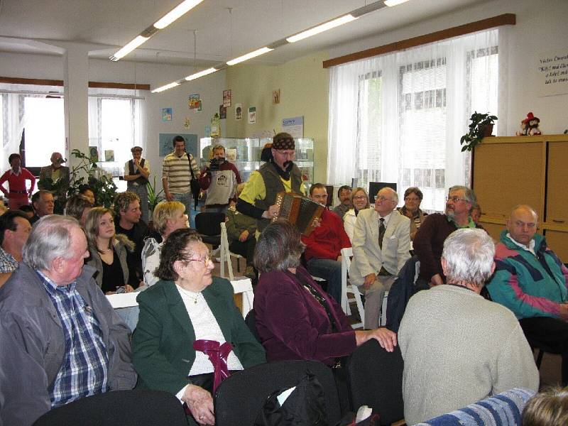 Z kulturního počinu Řehečská slepice v jičínské knihovně.