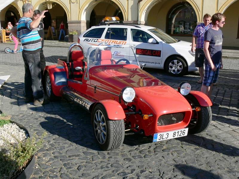 Spanilá jízda motorkářů na Valdštejnově náměstí.