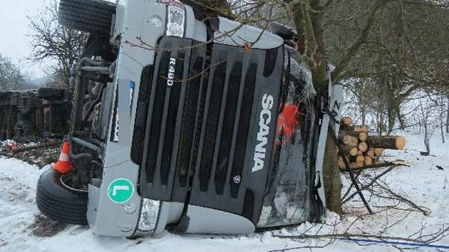 Policisté zasahovali ve středu v Lázních Bělohradě u nehody nákladního auta, které se převrátilo na bok i s naloženým dřevem.