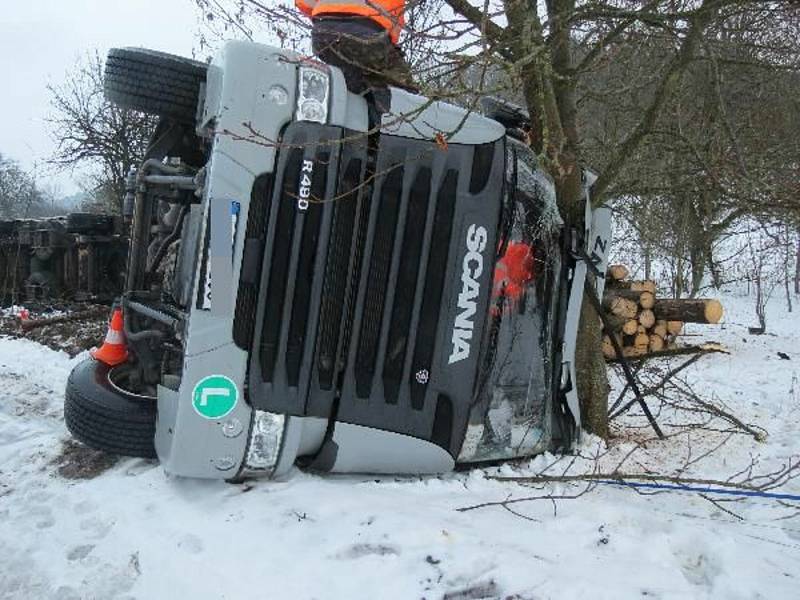 Policisté zasahovali ve středu v Lázních Bělohradě u nehody nákladního auta, které se převrátilo na bok i s naloženým dřevem.