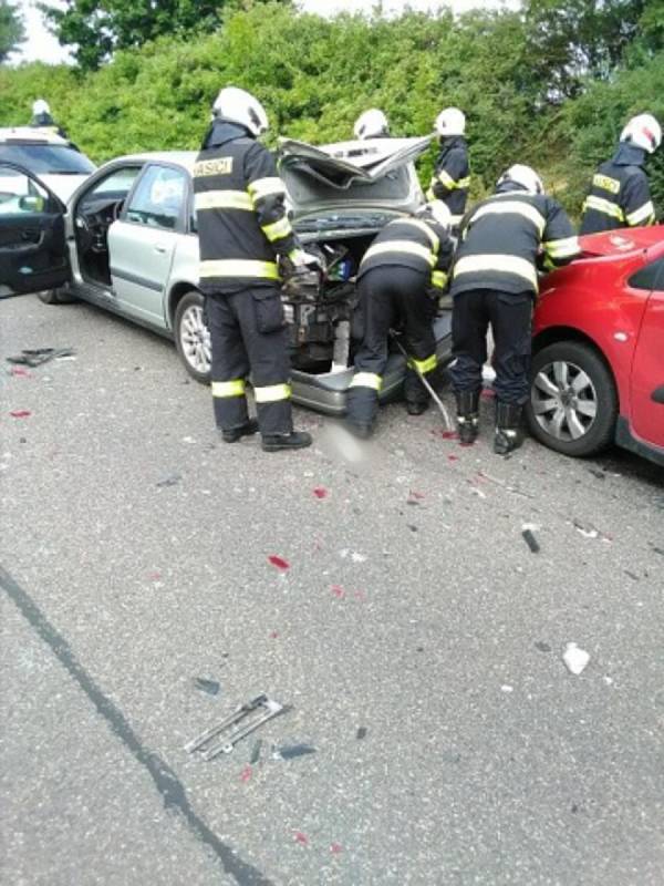 Při řetězové srážce v katastru obce Dřevěnice se zranili dva lidé.