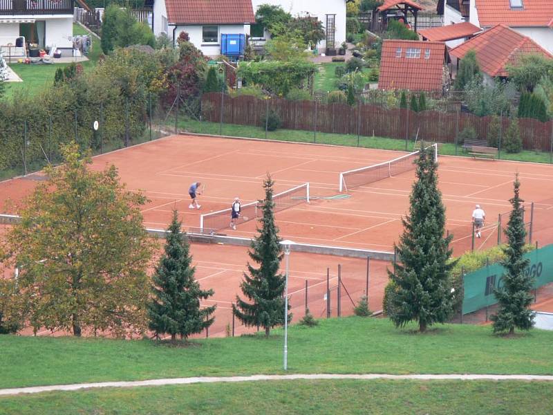 Tenisové hřiště.