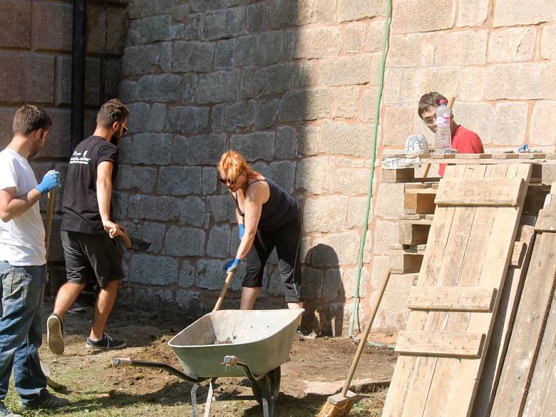 Práce dobrovolníků pomáhá Valdštejnské lodžii.