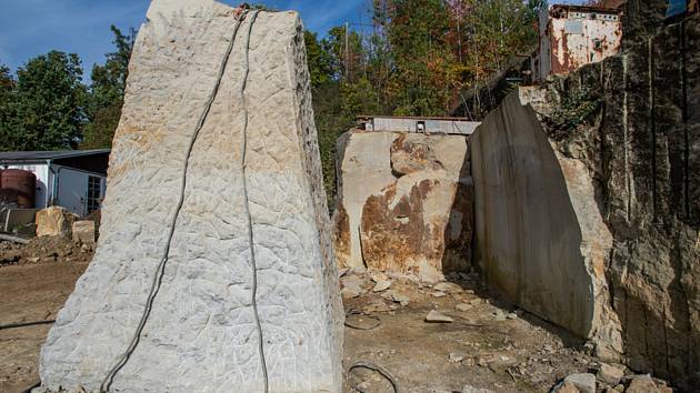 Kameníci tesají poslední kámen o tvaru čepice pro sochu obřího trpaslíka u Hořic