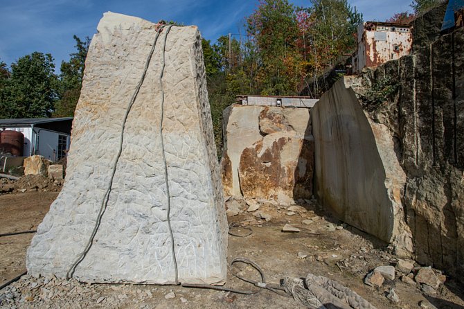 Kameníci tesají poslední kámen o tvaru čepice pro sochu obřího trpaslíka u Hořic