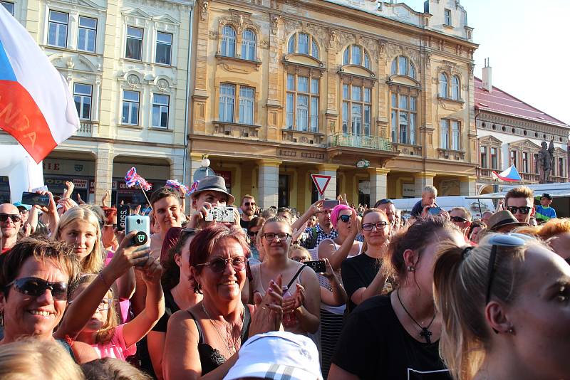 Daniela Polmana, který dokončil extrémní cyklistický závod napříč Amerikou, vítala Nová Paka. Amatérský cyklista se davu poklonil a poděkoval za přízeň fanoušků, která ho hnala do cíle nejtěžšího a nejdelšího závodu světa.