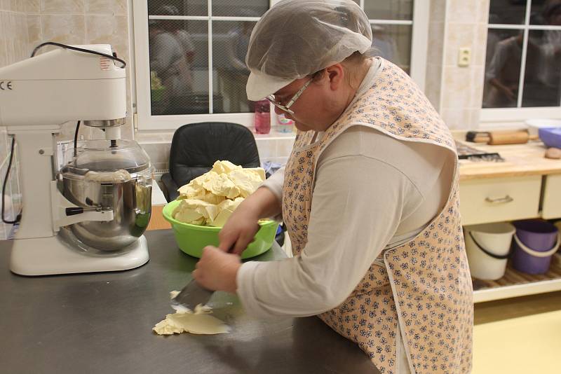 V novopacké cukrářské dílně Střední školy gastronomie a služeb zahájili výrobu vánočního cukroví. Odhadem tu vyexpedují 1800 kilogramů dobrot.