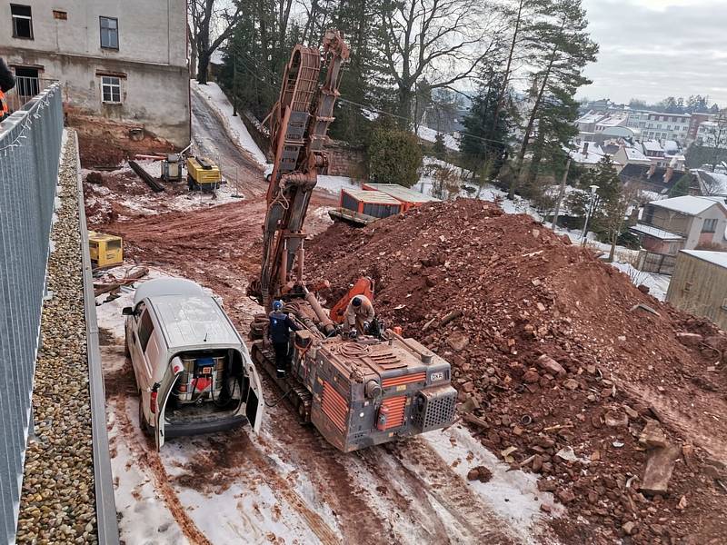 Novopacký klášter prochází rekonstrukcí, do bývalé nemocnice se díky ní vrátí opět život. Stavba postupně odhaluje skrytá tajemství, zazděná schodiště a chodby.