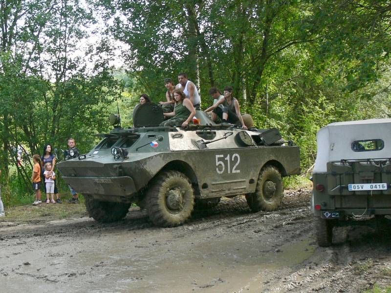 Sraz armádních vozidel pod Zebínem.