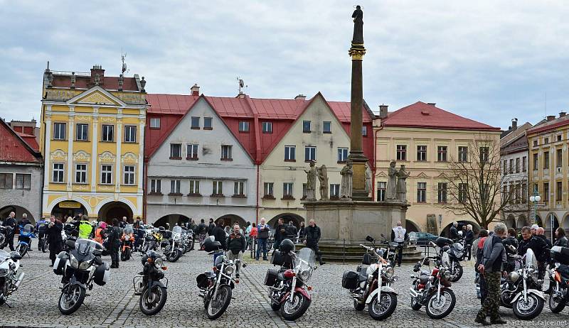 Krkonošské otevírání šoupátek v Hostinném.