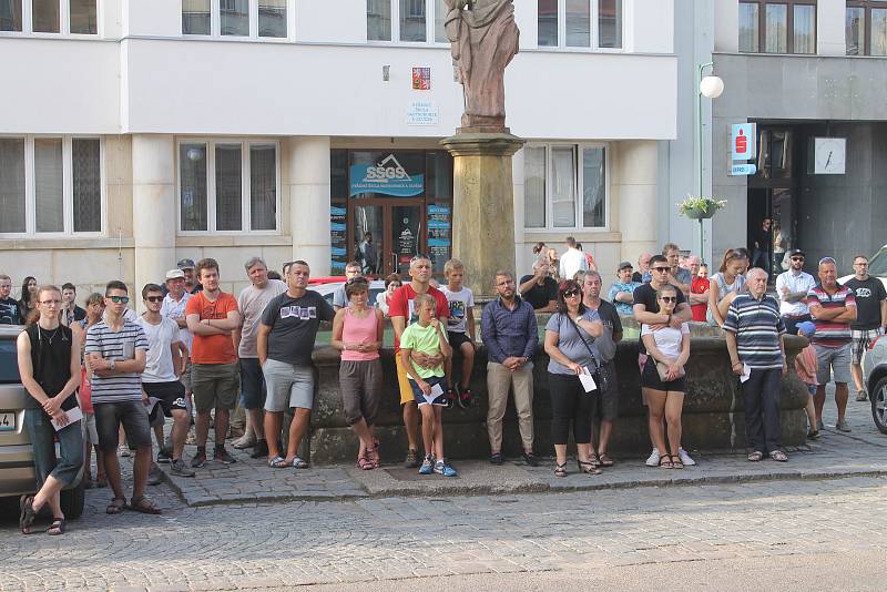 Nová Paka – K protestní úterní akci za odchod Andreje Babiše z vlády se na Masarykově náměstí v Nové Pace připojilo nakonec přes 160 lidí.