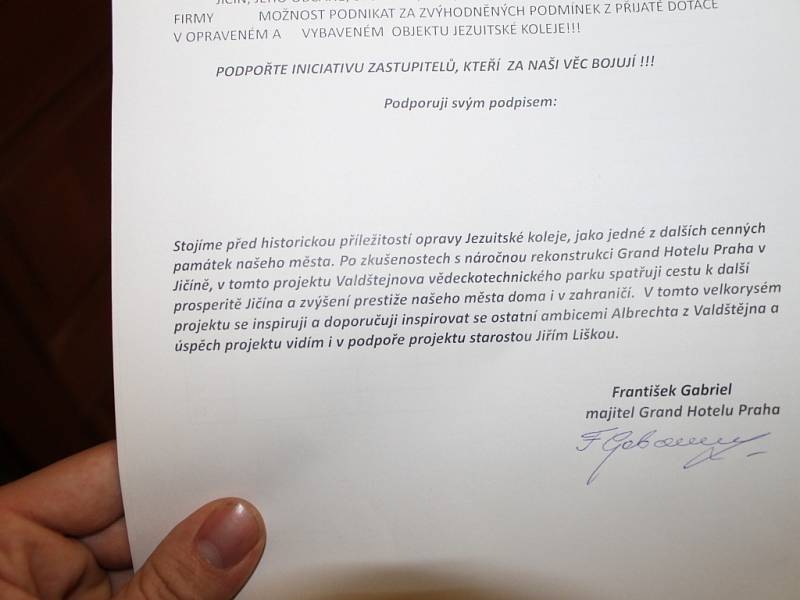 V hotelu Praha je podepisována petice za jezuitskou kolej.