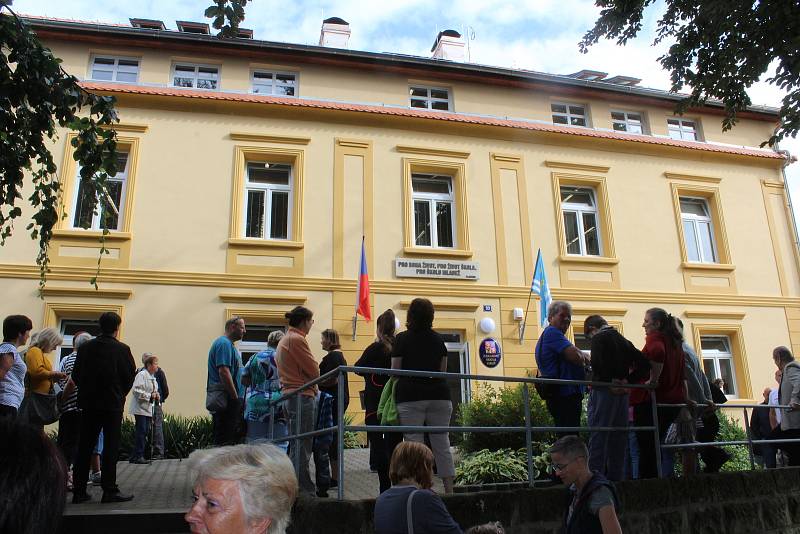 Po dvou letech je dokončena rekonstrukce Základní školy v Libuni, která se v sobotu v nové podobě ukázala veřejnosti. V úterý sem nastoupí školáci a učitelé.