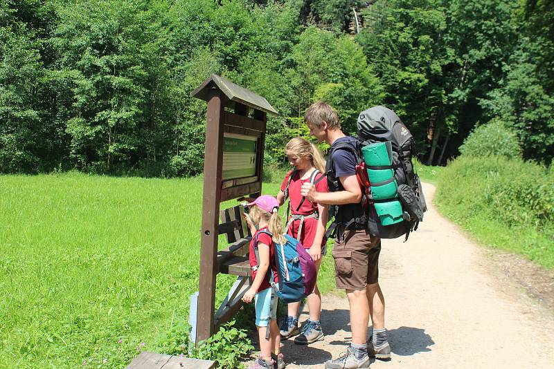 Ráj pro turisty a cyklisty. Kost a s ní spojené údolí Plakánek láká lidi na kolech i bez nich. Do údolí je kvůli bezpečnosti a ochraně přírody vjezd na kole zakázán.