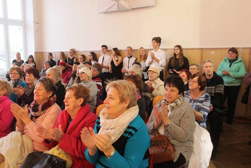 Vánoční trhy v novopacké Střední škole gastronomie a služeb.