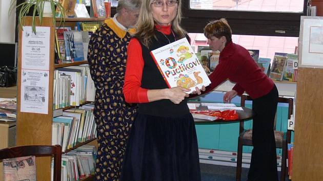 Spisovatelka Ivona Březinová v jičínské knihovně.