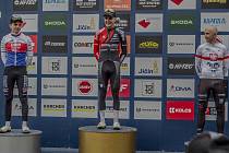 Stupně vítězů v elitní mužské kategorii. 1. Václav Ježek (uprostřed), 2. Michael Boroš (vlevo) a 3. Marek Konwa.