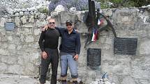 Češti horolezci u památníku československé výpravy, která zde pod Huascaránem zahynula v roce 1970. Nachází se u jezera Llanganuco v Peru