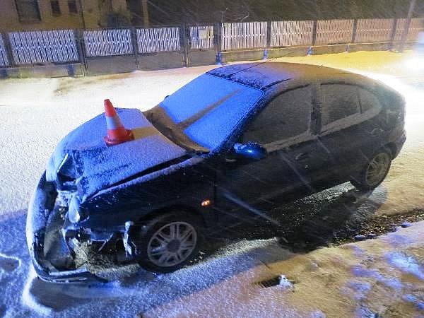 Jízda na sněhu vyšla draho! Vozidlo narazilo do zděného oplocení domu