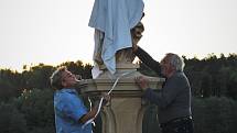 Na slavnostní odhalení nové sochy při západu slunce ve středu 18. května se sešlo okolo padesáti lidí. "Je krásná, taková něžná. Zase bude Červenou Třemešnou chránit," pochvalují si místní.