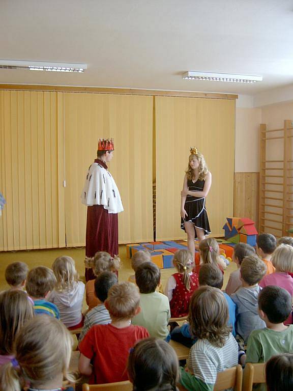 Studentky zahrály divadlo dětem v hořické MŠ Pod Lipou.