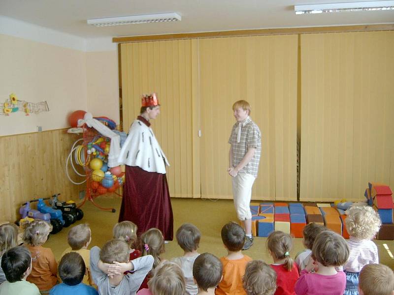 Studentky zahrály divadlo dětem v hořické MŠ Pod Lipou.