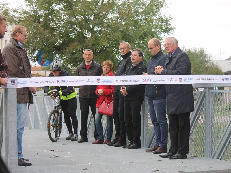 Z otevření nové části cyklostezky z Ruské ulice včetně mostu.