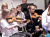 Muzikálový symfonický orchestr, sestavený právě pro Elišku Kateřinu Smiřickou, se představil při Aprílovém koncertu čtyřmi skladbami, které v díle zazní.