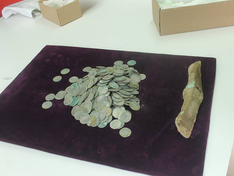 Nález mincí z doby Václava IV. a měděné sekery z období 4000 let před Kristem.