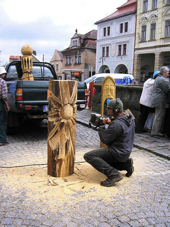 Jan Kužel řeže sochy pro novopackou mateřskou školu.