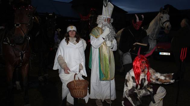 Tradici mikulášské nadílky neohrozil ani covid, v Lužanech na Jičínsku se čerti dokonce proháněli po vesnici na koních, dětem pro radost.