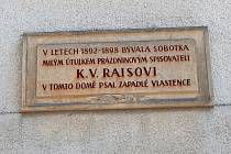 Pamětní deska Karlu Václavu Raisovi v Sobotce.