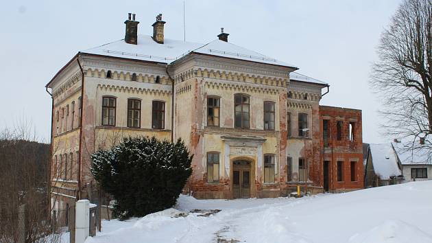 Bývalá záložna na Pecce stále čeká na stavebníky, od roku 2009 je objekt v soukromých rukou, jeho přestavba na penzion pro seniory vázne.