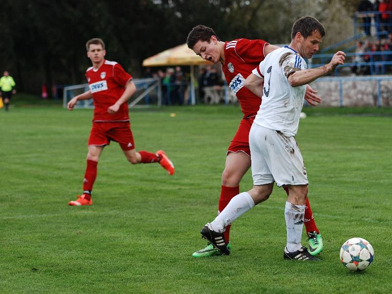 Rozhodla jediná trefa. Duel 1. A třídy Sobotka – Třebeš skončil vítězstvím favorizovaných hostů 1:0. Na snímku v souboji s hráčem Třebše domácí kapitán Halbych. 